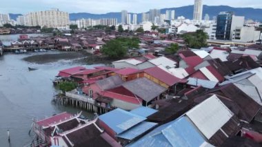 Georgetown, Penang Malezya - 13 Mayıs 2022: Georgetown Penang Klanı Jetties, Malezya. Penang Çin topluluğunun farklı klanları tarafından deniz kıyısında tahta kalelere inşa edilmiş ahşap köyler..