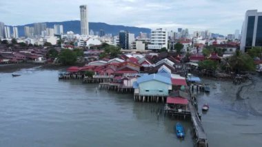 Georgetown, Penang Malezya - 13 Mayıs 2022: Georgetown Penang Klanı Jetties, Malezya. Penang Çin topluluğunun farklı klanları tarafından deniz kıyısında tahta kalelere inşa edilmiş ahşap köyler..
