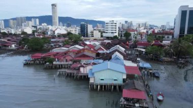 Georgetown, Penang Malezya - 13 Mayıs 2022: Georgetown Penang Klanı Jetties, Malezya. Penang Çin topluluğunun farklı klanları tarafından deniz kıyısında tahta kalelere inşa edilmiş ahşap köyler..