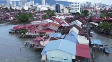 Georgetown, Penang Malezya - 13 Mayıs 2022: Georgetown Penang Klanı Jetties, Malezya. Penang Çin topluluğunun farklı klanları tarafından deniz kıyısında tahta kalelere inşa edilmiş ahşap köyler..