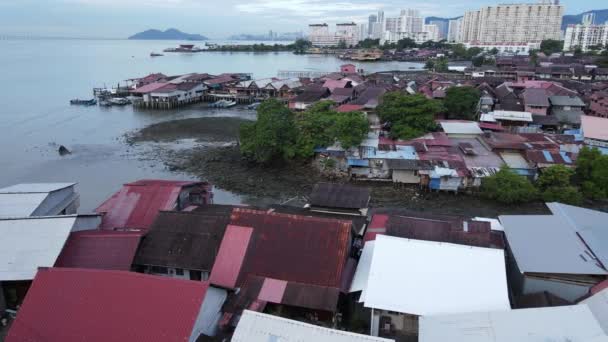 乔治敦 马来西亚槟城 2022年5月13日 马来西亚乔治敦槟城的部族Jetties 槟榔屿华人社区的不同氏族在海滨的立柱上建造的木村 — 图库视频影像