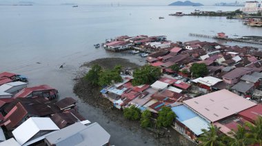 Georgetown, Penang Malezya - 13 Mayıs 2022: Georgetown Penang Klanı Jetties, Malezya. Penang Çin topluluğunun farklı klanları tarafından deniz kıyısında tahta kalelere inşa edilmiş ahşap köyler..