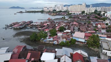Georgetown, Penang Malezya - 13 Mayıs 2022: Georgetown Penang Klanı Jetties, Malezya. Penang Çin topluluğunun farklı klanları tarafından deniz kıyısında tahta kalelere inşa edilmiş ahşap köyler..