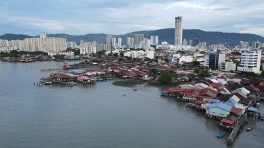 Georgetown, Penang Malezya - 13 Mayıs 2022: Georgetown Penang Klanı Jetties, Malezya. Penang Çin topluluğunun farklı klanları tarafından deniz kıyısında tahta kalelere inşa edilmiş ahşap köyler..