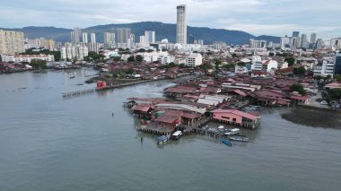 Georgetown, Penang Malezya - 13 Mayıs 2022: Georgetown Penang Klanı Jetties, Malezya. Penang Çin topluluğunun farklı klanları tarafından deniz kıyısında tahta kalelere inşa edilmiş ahşap köyler..