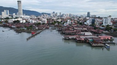 Georgetown, Penang Malezya - 13 Mayıs 2022: Georgetown Penang Klanı Jetties, Malezya. Penang Çin topluluğunun farklı klanları tarafından deniz kıyısında tahta kalelere inşa edilmiş ahşap köyler..