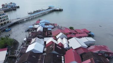 Georgetown, Penang Malezya - 13 Mayıs 2022: Georgetown Penang Klanı Jetties, Malezya. Penang Çin topluluğunun farklı klanları tarafından deniz kıyısında tahta kalelere inşa edilmiş ahşap köyler..