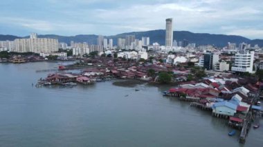 Georgetown, Penang Malezya - 13 Mayıs 2022: Georgetown Penang Klanı Jetties, Malezya. Penang Çin topluluğunun farklı klanları tarafından deniz kıyısında tahta kalelere inşa edilmiş ahşap köyler..