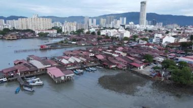 Georgetown, Penang Malezya - 13 Mayıs 2022: Georgetown Penang Klanı Jetties, Malezya. Penang Çin topluluğunun farklı klanları tarafından deniz kıyısında tahta kalelere inşa edilmiş ahşap köyler..