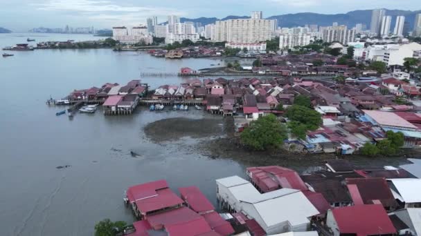 乔治敦 马来西亚槟城 2022年5月13日 马来西亚乔治敦槟城的部族Jetties 槟榔屿华人社区的不同氏族在海滨的立柱上建造的木村 — 图库视频影像