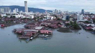 Georgetown, Penang Malezya - 13 Mayıs 2022: Georgetown Penang Klanı Jetties, Malezya. Penang Çin topluluğunun farklı klanları tarafından deniz kıyısında tahta kalelere inşa edilmiş ahşap köyler..