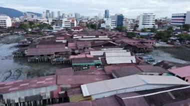 Georgetown, Penang Malezya - 13 Mayıs 2022: Georgetown Penang Klanı Jetties, Malezya. Penang Çin topluluğunun farklı klanları tarafından deniz kıyısında tahta kalelere inşa edilmiş ahşap köyler..