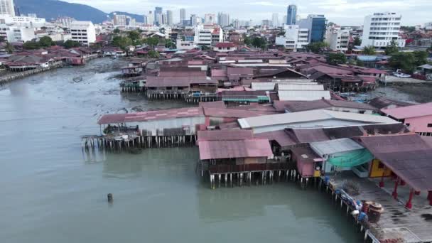 乔治敦 马来西亚槟城 2022年5月13日 马来西亚乔治敦槟城的部族Jetties 槟榔屿华人社区的不同氏族在海滨的立柱上建造的木村 — 图库视频影像