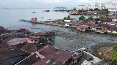 Georgetown, Penang Malezya - 17 Mayıs 2022 Kek Lok Si Tapınağı. Renkli, karmaşık dekorlarla ve bir sürü Buda heykeliyle karakterize edilmiş bir tepe tapınağı..