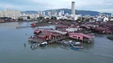 Georgetown, Penang Malezya - 13 Mayıs 2022: Georgetown Penang Klanı Jetties, Malezya. Penang Çin topluluğunun farklı klanları tarafından deniz kıyısında tahta kalelere inşa edilmiş ahşap köyler..