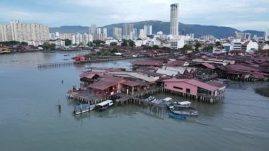 Georgetown, Penang Malezya - 13 Mayıs 2022: Georgetown Penang Klanı Jetties, Malezya. Penang Çin topluluğunun farklı klanları tarafından deniz kıyısında tahta kalelere inşa edilmiş ahşap köyler..