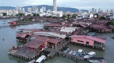 Georgetown, Penang Malezya - 13 Mayıs 2022: Georgetown Penang Klanı Jetties, Malezya. Penang Çin topluluğunun farklı klanları tarafından deniz kıyısında tahta kalelere inşa edilmiş ahşap köyler..