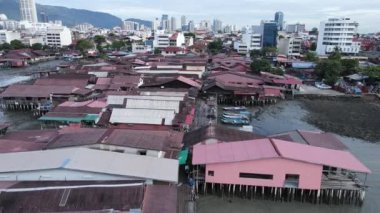 Georgetown, Penang Malezya - 13 Mayıs 2022: Georgetown Penang Klanı Jetties, Malezya. Penang Çin topluluğunun farklı klanları tarafından deniz kıyısında tahta kalelere inşa edilmiş ahşap köyler..