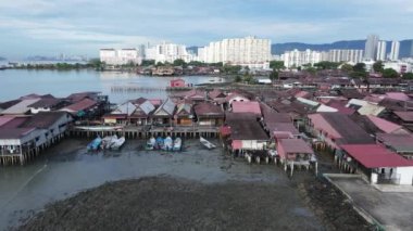 Georgetown, Penang Malezya - 13 Mayıs 2022: Georgetown Penang Klanı Jetties, Malezya. Penang Çin topluluğunun farklı klanları tarafından deniz kıyısında tahta kalelere inşa edilmiş ahşap köyler..