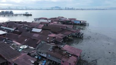 Georgetown, Penang Malezya - 13 Mayıs 2022: Georgetown Penang Klanı Jetties, Malezya. Penang Çin topluluğunun farklı klanları tarafından deniz kıyısında tahta kalelere inşa edilmiş ahşap köyler..