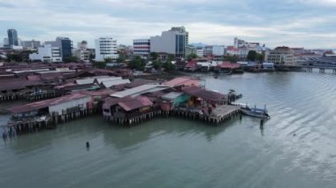Georgetown, Penang Malezya - 13 Mayıs 2022: Georgetown Penang Klanı Jetties, Malezya. Penang Çin topluluğunun farklı klanları tarafından deniz kıyısında tahta kalelere inşa edilmiş ahşap köyler..