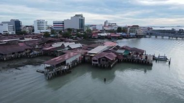 Georgetown, Penang Malezya - 13 Mayıs 2022: Georgetown Penang Klanı Jetties, Malezya. Penang Çin topluluğunun farklı klanları tarafından deniz kıyısında tahta kalelere inşa edilmiş ahşap köyler..