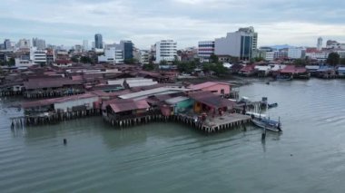 Georgetown, Penang Malezya - 13 Mayıs 2022: Georgetown Penang Klanı Jetties, Malezya. Penang Çin topluluğunun farklı klanları tarafından deniz kıyısında tahta kalelere inşa edilmiş ahşap köyler..