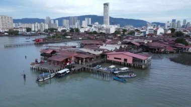Georgetown, Penang Malezya - 13 Mayıs 2022: Georgetown Penang Klanı Jetties, Malezya. Penang Çin topluluğunun farklı klanları tarafından deniz kıyısında tahta kalelere inşa edilmiş ahşap köyler..