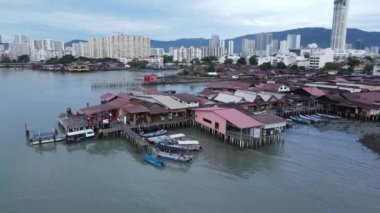 Georgetown, Penang Malezya - 13 Mayıs 2022: Georgetown Penang Klanı Jetties, Malezya. Penang Çin topluluğunun farklı klanları tarafından deniz kıyısında tahta kalelere inşa edilmiş ahşap köyler..