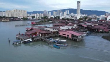 Georgetown, Penang Malezya - 13 Mayıs 2022: Georgetown Penang Klanı Jetties, Malezya. Penang Çin topluluğunun farklı klanları tarafından deniz kıyısında tahta kalelere inşa edilmiş ahşap köyler..