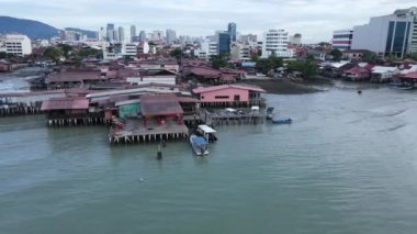 Georgetown, Penang Malezya - 13 Mayıs 2022: Georgetown Penang Klanı Jetties, Malezya. Penang Çin topluluğunun farklı klanları tarafından deniz kıyısında tahta kalelere inşa edilmiş ahşap köyler..