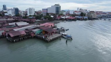Georgetown, Penang Malezya - 13 Mayıs 2022: Georgetown Penang Klanı Jetties, Malezya. Penang Çin topluluğunun farklı klanları tarafından deniz kıyısında tahta kalelere inşa edilmiş ahşap köyler..