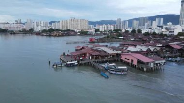 Georgetown, Penang Malezya - 13 Mayıs 2022: Georgetown Penang Klanı Jetties, Malezya. Penang Çin topluluğunun farklı klanları tarafından deniz kıyısında tahta kalelere inşa edilmiş ahşap köyler..