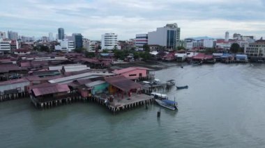 Georgetown, Penang Malezya - 13 Mayıs 2022: Georgetown Penang Klanı Jetties, Malezya. Penang Çin topluluğunun farklı klanları tarafından deniz kıyısında tahta kalelere inşa edilmiş ahşap köyler..