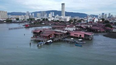 Georgetown, Penang Malezya - 13 Mayıs 2022: Georgetown Penang Klanı Jetties, Malezya. Penang Çin topluluğunun farklı klanları tarafından deniz kıyısında tahta kalelere inşa edilmiş ahşap köyler..