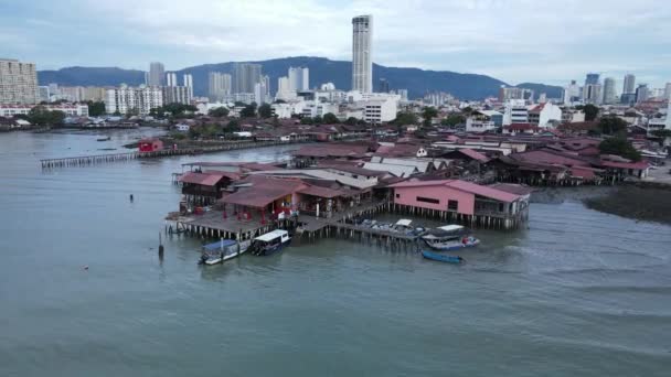 乔治敦 马来西亚槟城 2022年5月13日 马来西亚乔治敦槟城的部族Jetties 槟榔屿华人社区的不同氏族在海滨的立柱上建造的木村 — 图库视频影像