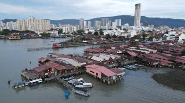 Georgetown, Penang Malezya - 17 Mayıs 2022 Kek Lok Si Tapınağı. Renkli, karmaşık dekorlarla ve bir sürü Buda heykeliyle karakterize edilmiş bir tepe tapınağı..