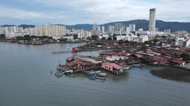 Georgetown, Penang Malezya - 17 Mayıs 2022 Kek Lok Si Tapınağı. Renkli, karmaşık dekorlarla ve bir sürü Buda heykeliyle karakterize edilmiş bir tepe tapınağı..