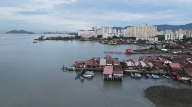 Georgetown, Penang Malezya - 17 Mayıs 2022 Kek Lok Si Tapınağı. Renkli, karmaşık dekorlarla ve bir sürü Buda heykeliyle karakterize edilmiş bir tepe tapınağı..