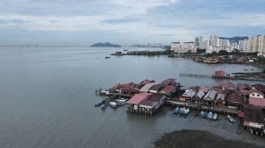 Georgetown, Penang Malezya - 17 Mayıs 2022 Kek Lok Si Tapınağı. Renkli, karmaşık dekorlarla ve bir sürü Buda heykeliyle karakterize edilmiş bir tepe tapınağı..