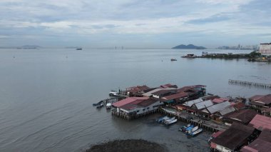 Georgetown, Penang Malezya - 17 Mayıs 2022 Kek Lok Si Tapınağı. Renkli, karmaşık dekorlarla ve bir sürü Buda heykeliyle karakterize edilmiş bir tepe tapınağı..