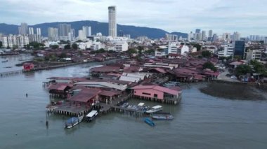 Georgetown, Penang Malezya - 13 Mayıs 2022: Georgetown Penang Klanı Jetties, Malezya. Penang Çin topluluğunun farklı klanları tarafından deniz kıyısında tahta kalelere inşa edilmiş ahşap köyler..