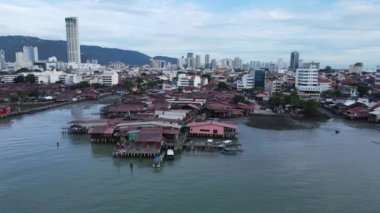 Georgetown, Penang Malezya - 13 Mayıs 2022: Georgetown Penang Klanı Jetties, Malezya. Penang Çin topluluğunun farklı klanları tarafından deniz kıyısında tahta kalelere inşa edilmiş ahşap köyler..