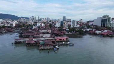 Georgetown, Penang Malezya - 13 Mayıs 2022: Georgetown Penang Klanı Jetties, Malezya. Penang Çin topluluğunun farklı klanları tarafından deniz kıyısında tahta kalelere inşa edilmiş ahşap köyler..