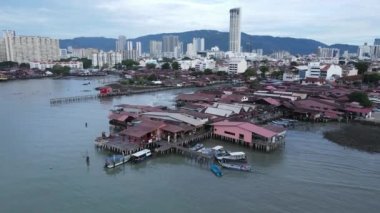Georgetown, Penang Malezya - 13 Mayıs 2022: Georgetown Penang Klanı Jetties, Malezya. Penang Çin topluluğunun farklı klanları tarafından deniz kıyısında tahta kalelere inşa edilmiş ahşap köyler..