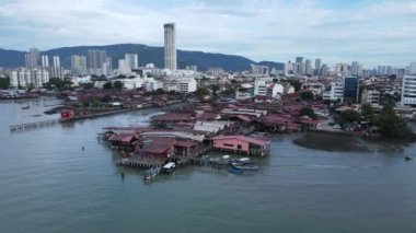 Georgetown, Penang Malezya - 13 Mayıs 2022: Georgetown Penang Klanı Jetties, Malezya. Penang Çin topluluğunun farklı klanları tarafından deniz kıyısında tahta kalelere inşa edilmiş ahşap köyler..