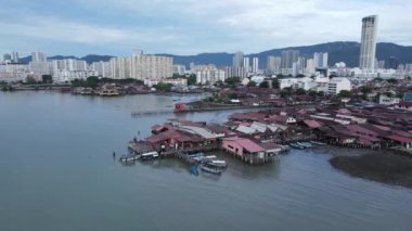 Georgetown, Penang Malezya - 13 Mayıs 2022: Georgetown Penang Klanı Jetties, Malezya. Penang Çin topluluğunun farklı klanları tarafından deniz kıyısında tahta kalelere inşa edilmiş ahşap köyler..
