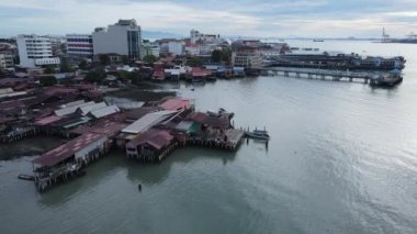 Georgetown, Penang Malezya - 13 Mayıs 2022: Georgetown Penang Klanı Jetties, Malezya. Penang Çin topluluğunun farklı klanları tarafından deniz kıyısında tahta kalelere inşa edilmiş ahşap köyler..