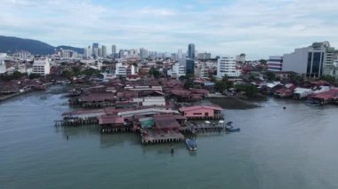 Georgetown, Penang Malezya - 13 Mayıs 2022: Georgetown Penang Klanı Jetties, Malezya. Penang Çin topluluğunun farklı klanları tarafından deniz kıyısında tahta kalelere inşa edilmiş ahşap köyler..