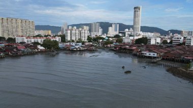 Georgetown, Penang Malezya - 17 Mayıs 2022 Kek Lok Si Tapınağı. Renkli, karmaşık dekorlarla ve bir sürü Buda heykeliyle karakterize edilmiş bir tepe tapınağı..